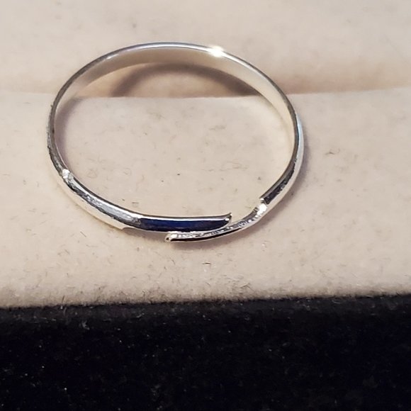 Size 6.5 Silver Tone Adjustable Ring Narrow Band - Picture 1 of 2